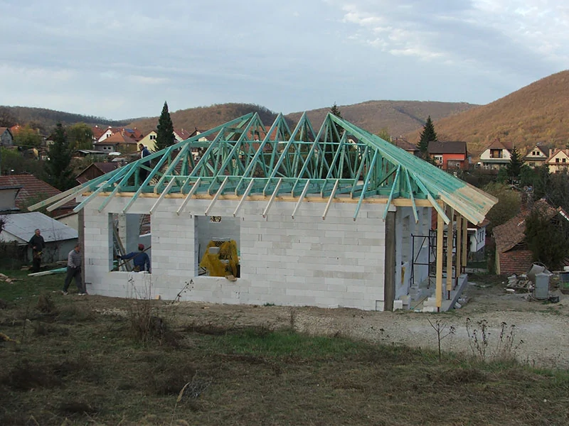 Családi ház tetőszerkezet építése